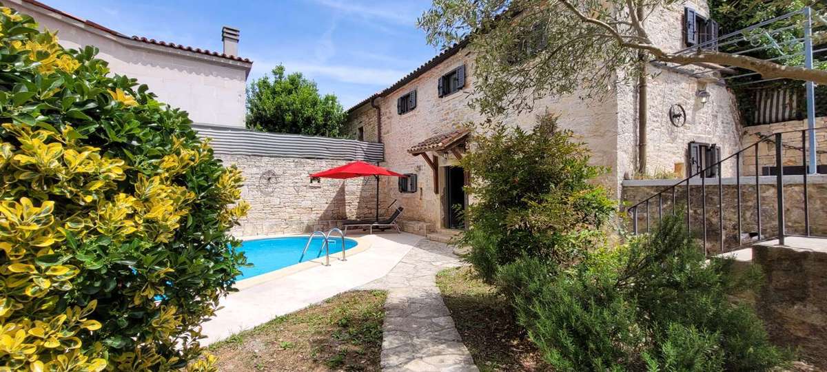 Posest z dvema kamnitima hišama in bazenom